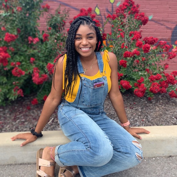 Meet your Posher, Halle - Picture 2 of 3